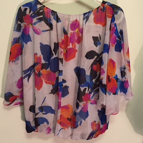 Vince Camuto Petite Floral Rendezvous Batwing - Picture 6 of 8